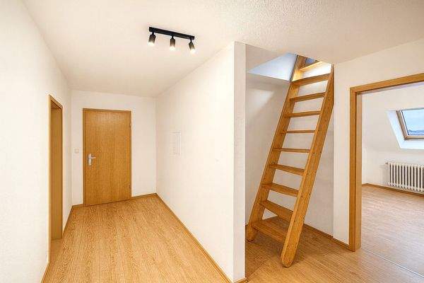 Flur mit Raumspartreppe