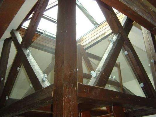 Wohnzimmer mit Podest und Kup.