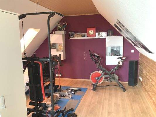 Fitnessraum im Spitzboden