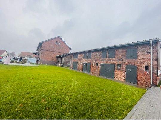 Blick in Richtung  Nebengebäude mit 4 Schuppen 