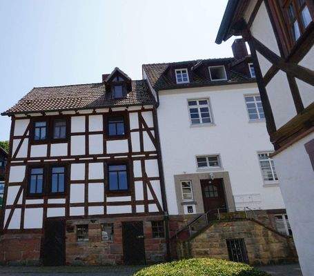 Wohnhäuser links neben dem Haupthaus