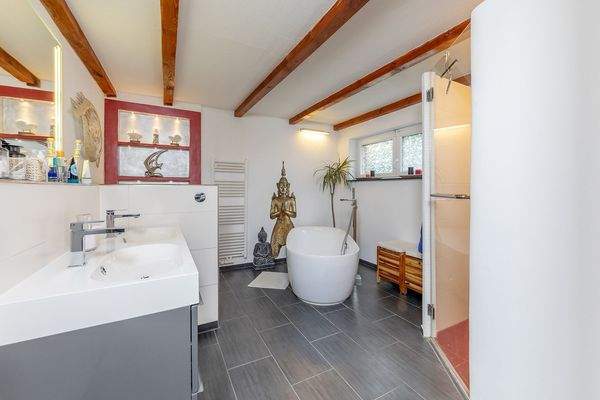 Modernes V-Bad mit sep. Dusche