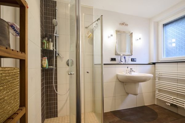 Modernes Duschbad im Erdgeschoss