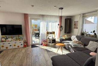 Gemütliches Wohnzimmer mit Terrassenzugang