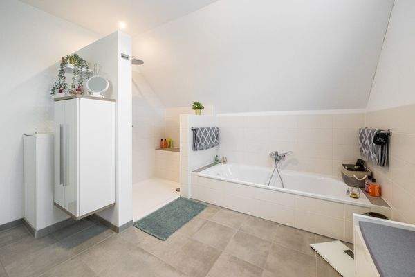 Vollbad mit Wanne und Dusche