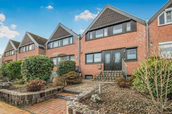 Vorgarten mit Zugang zum schönen Mittelreihenhaus