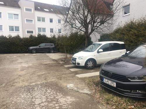 Vorgarten mit Stellplätzen