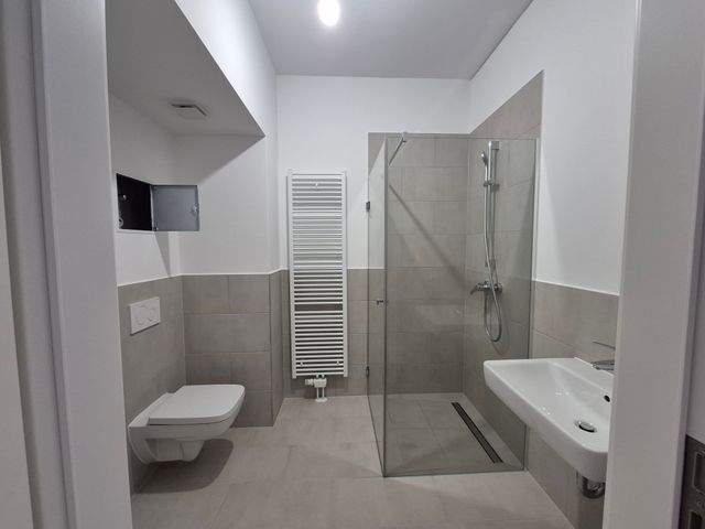 Schicke 2-Zimmer mit Parkett, Balkon, Einbauküche, Fußbodenheizung u. Stellplatz - Photo 4