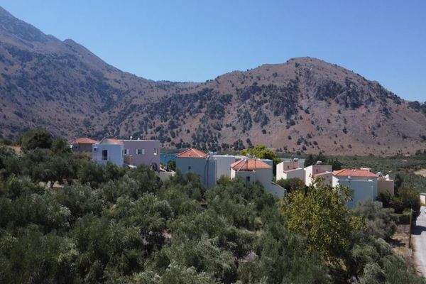 Kreta, Kournas: Eckgrundstück nahe des Kournas-Sees zu verkaufen