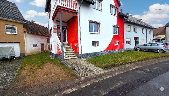 Vorgarten und Stellplatz vorm Haus 