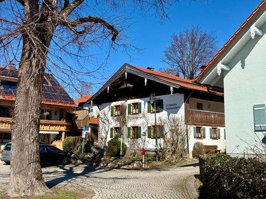 eingebettet am Dorfplatz