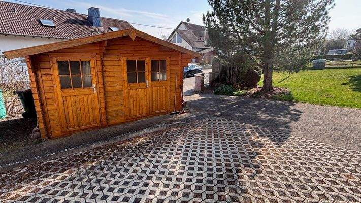 Parkplatz mit Gartenhaus