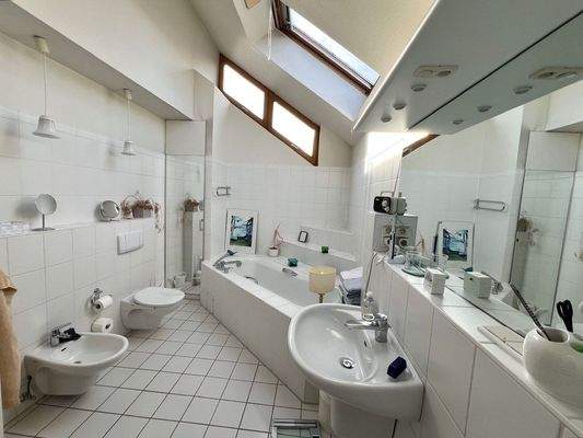 Hauptbad mit Dusche und Wanne (DG)