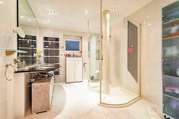 Wohnung 1: Badezimmer