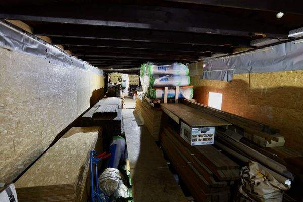 Innenbereich mit Baumaterial