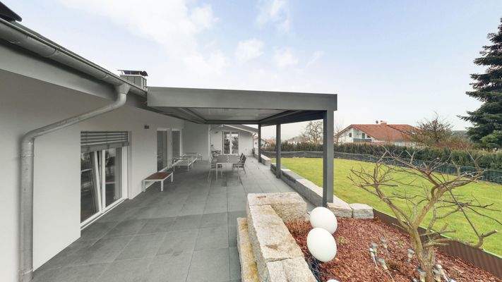 Terrasse mit angrenzendem Garten