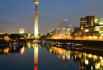 Düsseldorf-Medienhafen-bei-Nacht