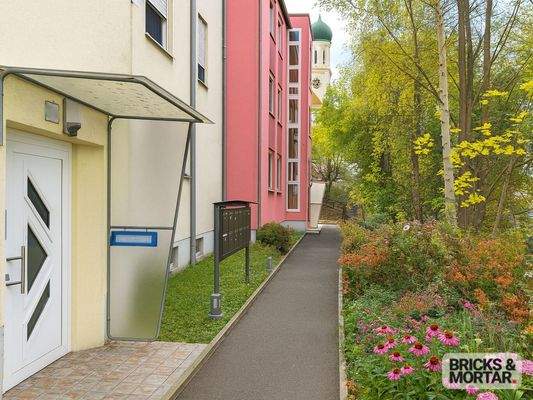 Hauseingang (Beet mit KI hinzugefügt)