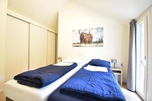 chalet-kaufen-arnhem-hauptschlafzimmer-kleiderschrank-modern-2025.webp007