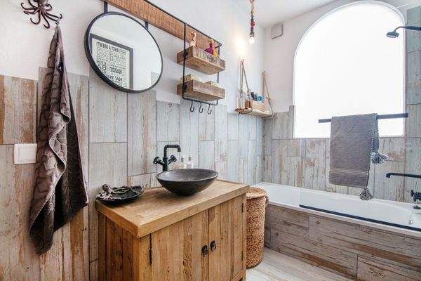 Badezimmer mit Badewanne