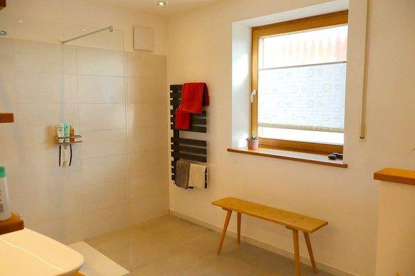 großes Badezimmer EG