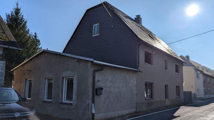 Straßenansicht mit Partyraum