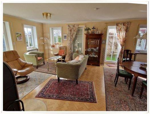 Großes helles Wohnzimmer