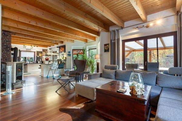 Wohnzimer mit offener Küche