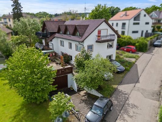 Hausansicht und Garage