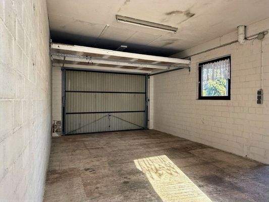 Garage mit großem Tor und viel Stellfläche