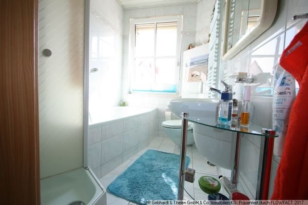 Bad mit Wanne u Dusche