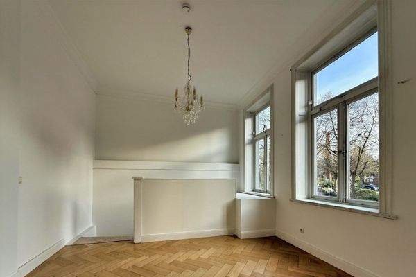 Flur und Treppe zum Souterrain