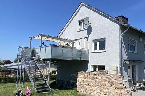 Balkon mit Treppe in den Garten