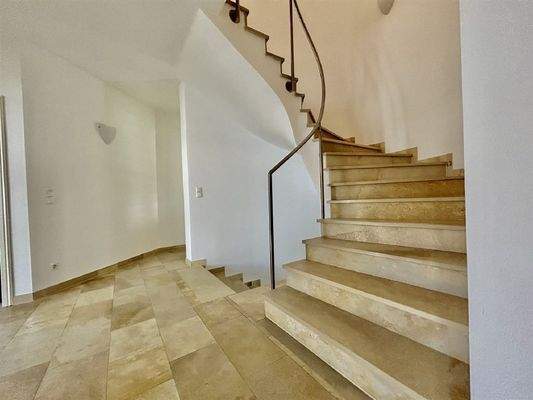 Elegante Treppe ins Dach- und Kellergeschoss