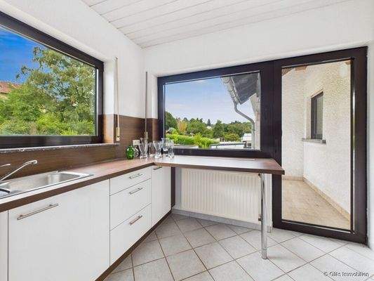 Küche im 1. OG mit Blick auf den Balkon