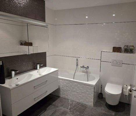 Hauptbad mit Badewanne  