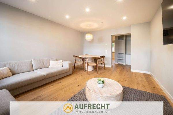 geräumiger, lichtdurchfluteter Wohn- & Essbereich