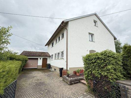 Ansicht des Hauses mit Garage