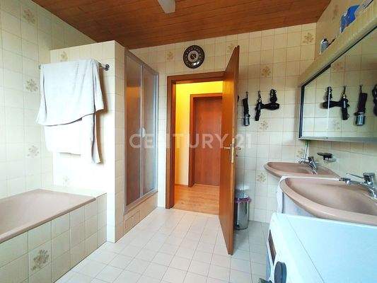 Das Tageslichtbadezimmer im OG