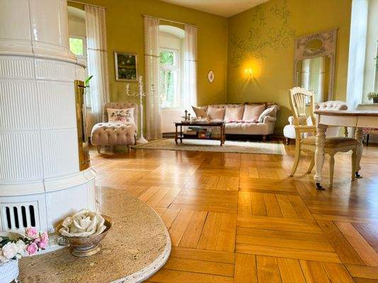 Detailansicht Kaminofen und Wohnbereich