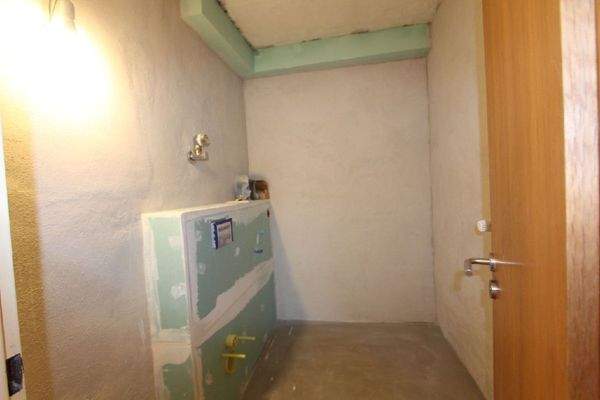 Gäste-WC + WM-Anschluss zum Ausbau