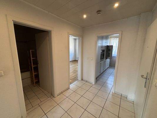 Flur mit Blick in das Schlafzimmer,Küche und Bad