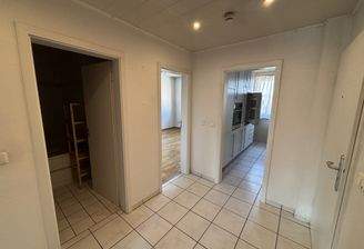 Flur mit Blick in das Schlafzimmer,Küche und Bad