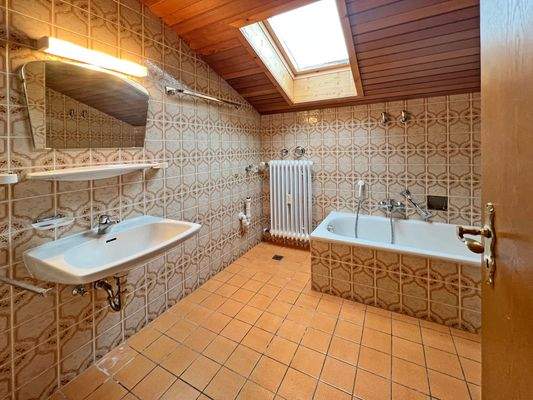 Dusch- und Wannenbad im Obergeschoss