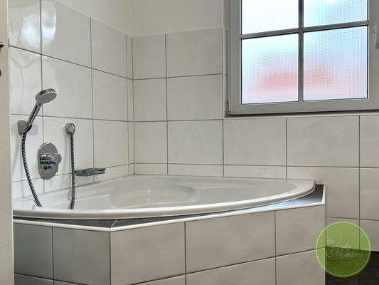 ... mit stilvoller Eckbadewanne und ...