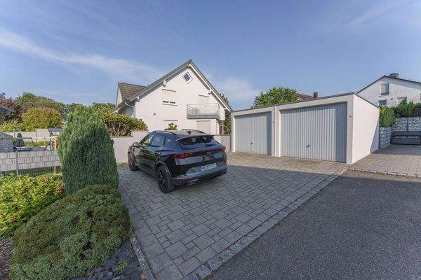 Doppelgarage mit Stellplätzen