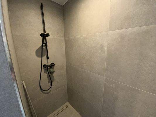 große pflegeleichte Dusche