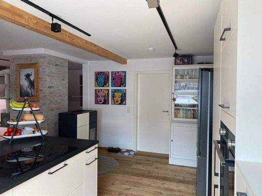 Küchenansicht richtung Abstellraum DG