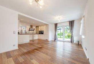 Großzügiges Wohnzimmer ...