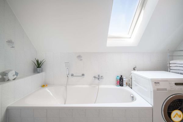 modernes Tageslicht-Badezimmer